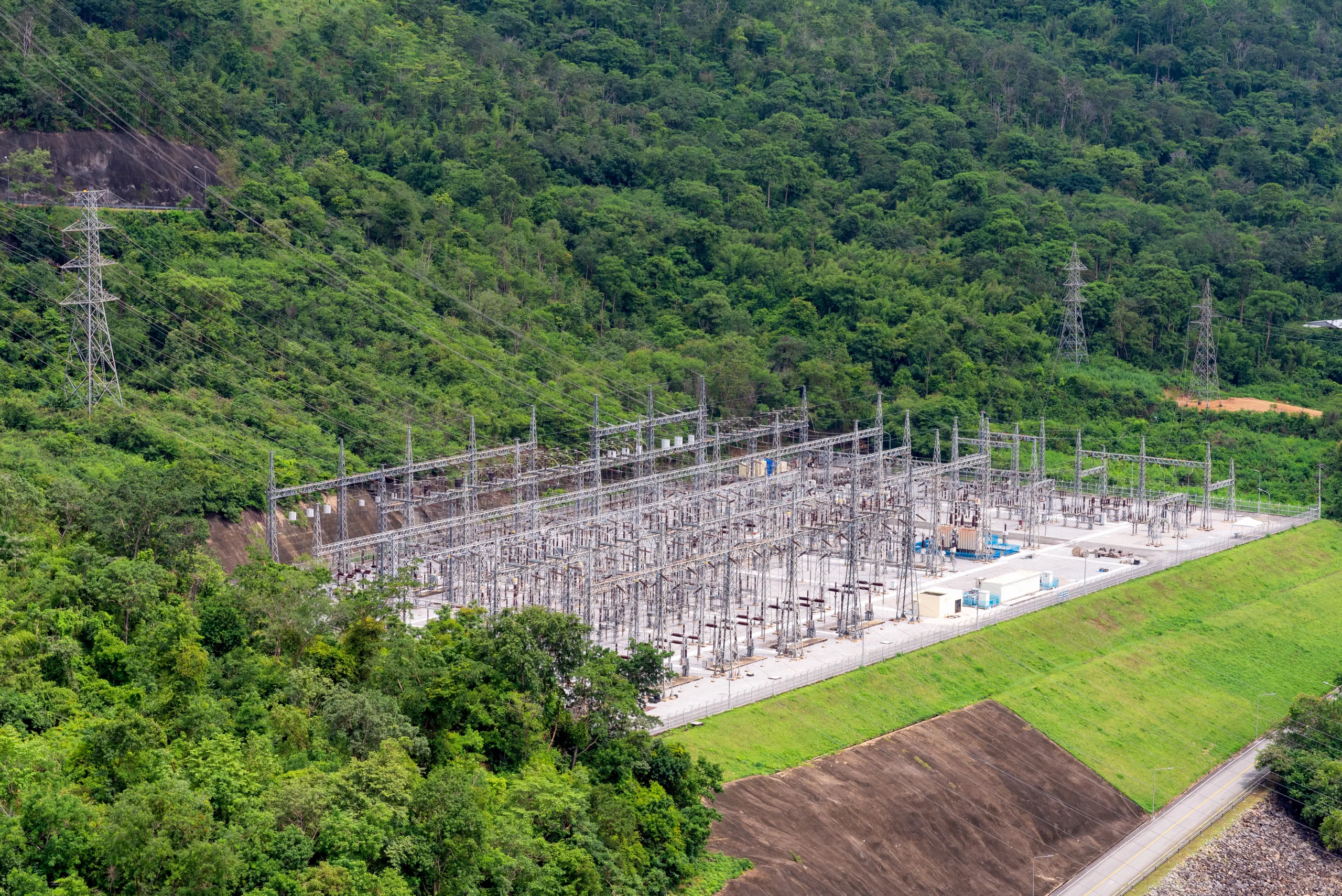 Electrical power station with electric Power Transition Line system in mountain area