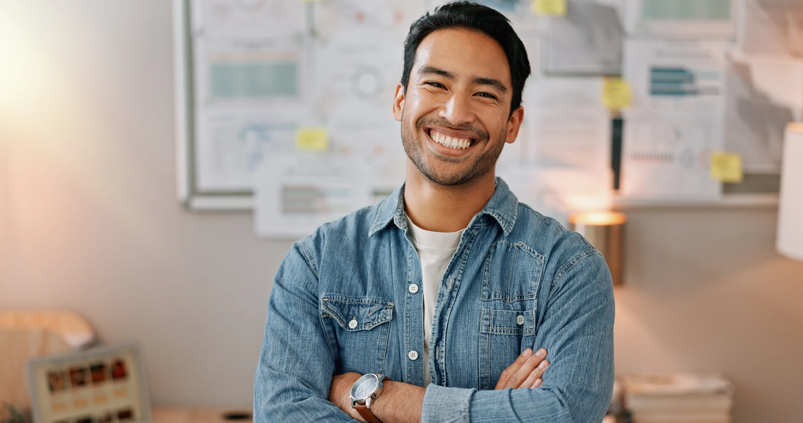 Business-Mann, Arme verschränkt und lächelndes Gesicht mit kreativen Arbeiter und zuversichtlich, von admin Berater Job. Glücklich, professionell und Porträt mit Unternehmer Mitarbeiter für Startup-Karriere in der Nacht.