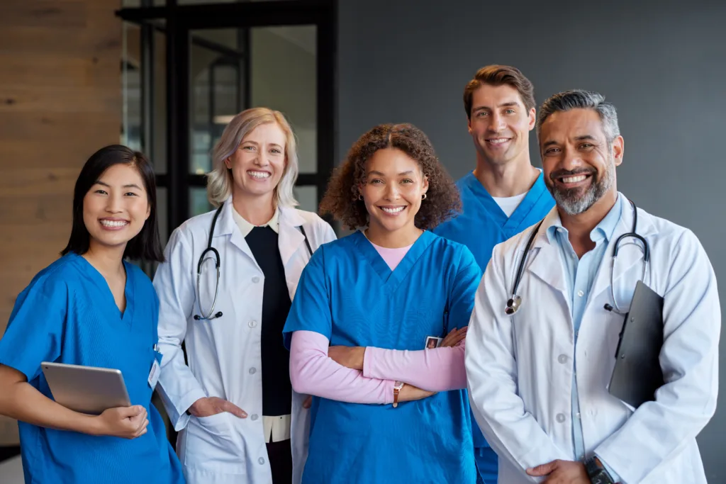 Porträt eines fröhlich lächelnden Teams aus dem Gesundheitswesen